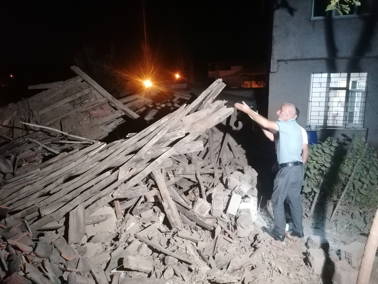 Tokat'ta ahşap ev çöktü: 1 yaralı
