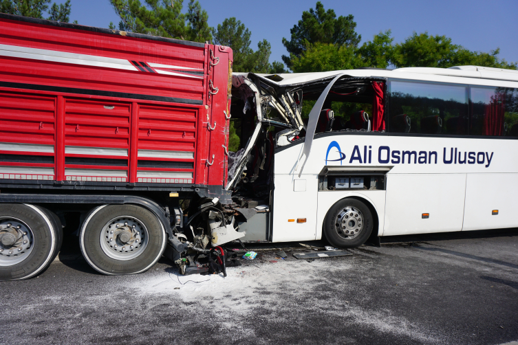 Yolcu otobüsü tırla çarpıştı: 2 kişi hayatını kaybetti, 12 kişi yaralandı