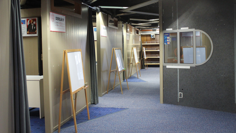 Yüzen okuldan 350 öğrenci üniversiteye yerleşti