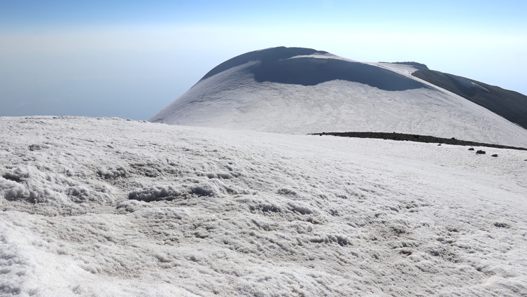 Ağrı Dağı'nın zirvesindeki takke buzulu eriyor