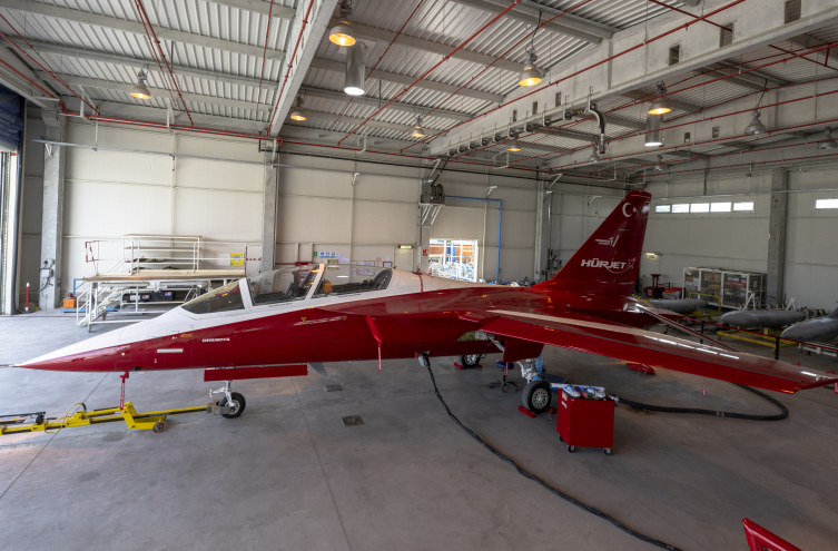 Test Pilotu Çelik: HÜRJET, Türk Yıldızları'nın arasında yabancılık çekmedi