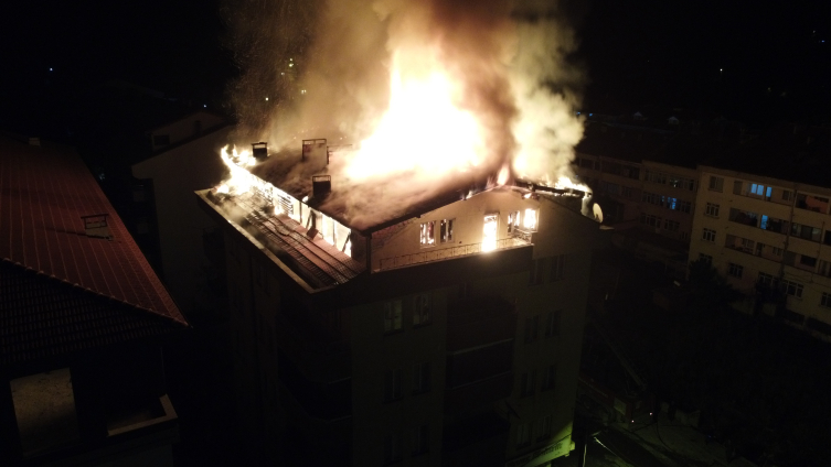 Düzce'de 5 katlı binanın çatısında yangın çıktı