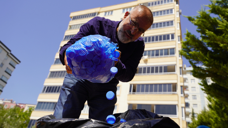 Deprem bölgesinde topladığı mavi kapaklarla 250 engelliyi sevindirdi