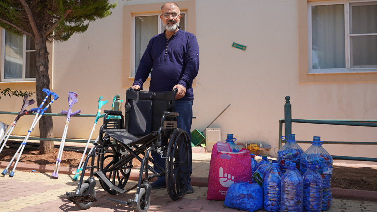Deprem bölgesinde topladığı mavi kapaklarla 250 engelliyi sevindirdi