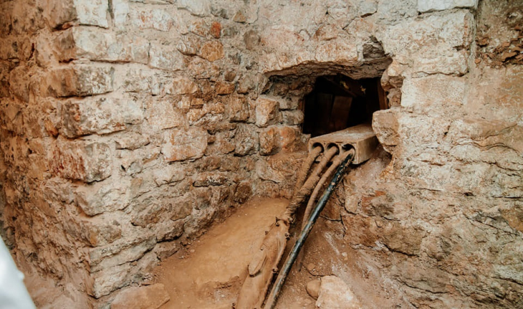 Karadağ'da, uyuşturucu ve dosyaların saklandığı mahkeme deposuna açılan tünel bulundu
