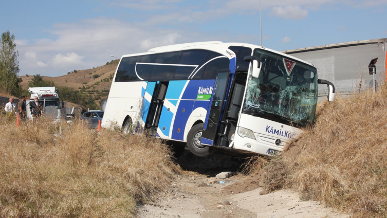 Amasya'da yolcu otobüsü refüje savruldu: 1 yaralı