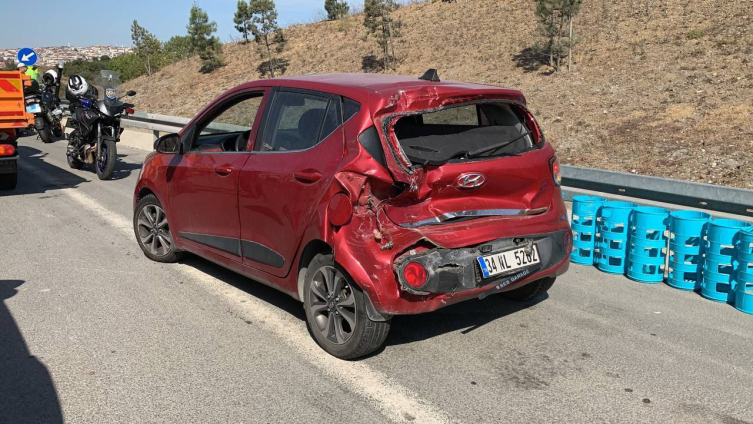 Kamyondan düşen cam damacanalar trafiği aksattı