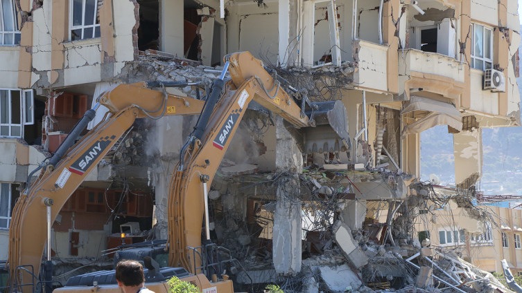 Hatay'da ağır hasarlı binaların kontrollü yıkımı sürüyor