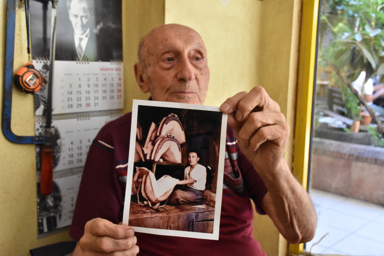 Bursa'da 3 kuşaktır semer yapan ailenin son temsilcisi mesleği bırakıyor