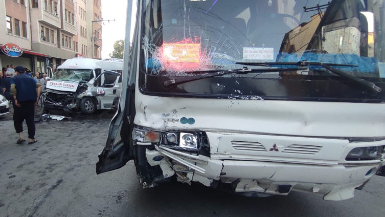 Freni arızalanan otobüs 6 araca çarptı, 3 kişi yaralandı