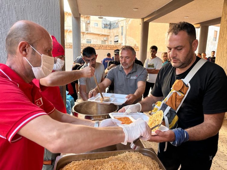 Türk Kızılay, Libya'ya 150 ton insani yardım malzemesi gönderdi