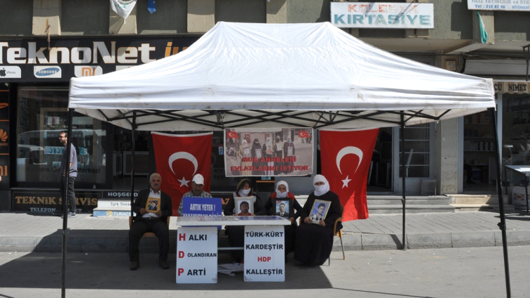 Muşlu aileler HDP önündeki eylemlerini sürdürdü