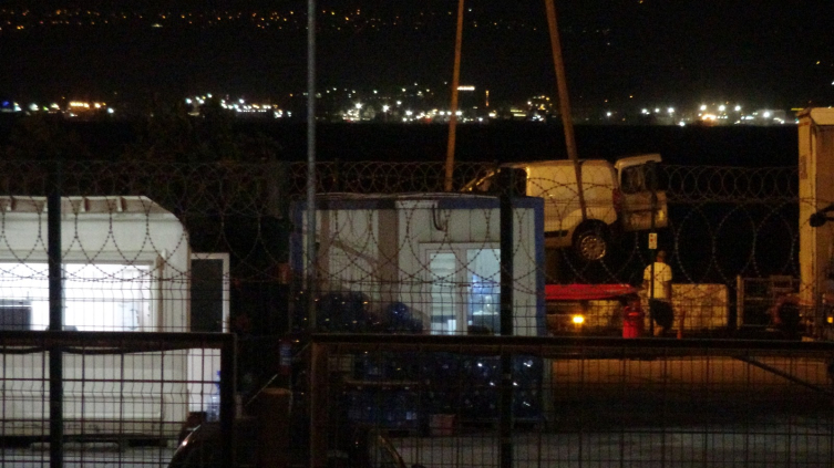 Kontrolden çıkan araç denize düştü: O anlar kamerada