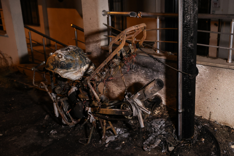 İstanbul'da bir apartmanın doğal gaz kutusu alev aldı