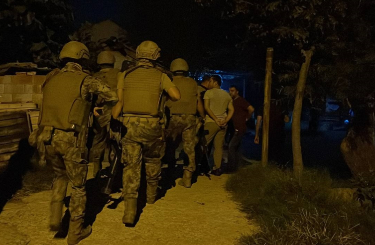 Aydın'da kovalama sonucu durdurulan otomobildeki şüpheli polisi bıçakla yaraladı