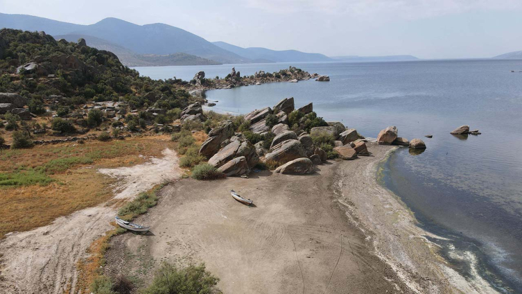 Bafa Gölü'nün suyu 20 metre çekildi