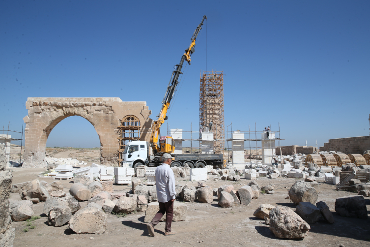 Harran'ın depremlerde hasar gören 13 asırlık simge minaresi onarılıyor