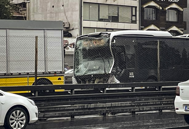 Küçükçekmece'de iki metrobüs çarpıştı