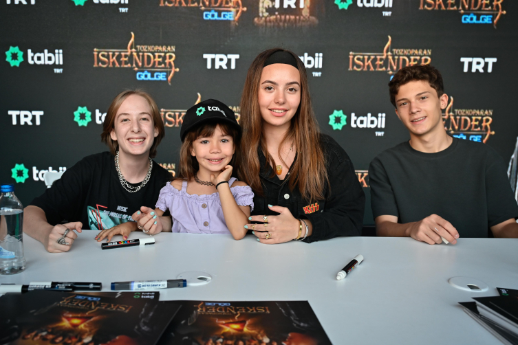 TRT'nin dizi oyuncuları TEKNOFEST'te hayranlarıyla buluştu