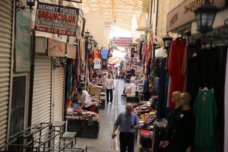 Mardin'de yüzlerce yıllık çarşılar her pazartesi dua ile açılıyor