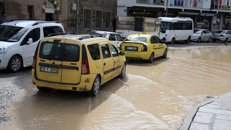 Bitlis'te sağanak etkili oldu