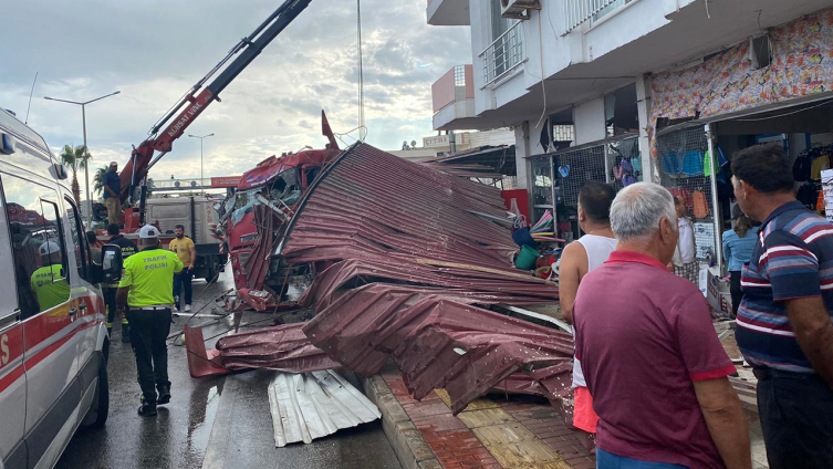 Kontrolden çıkan tır mağazaya girdi: 7 yaralı