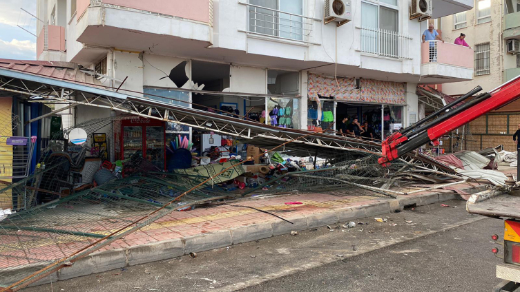 Kontrolden çıkan tır mağazaya girdi: 7 yaralı