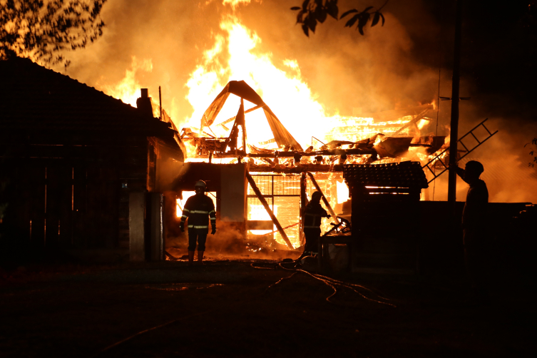 Kastamonu'da 4 ev ile 1 ahırda yangın