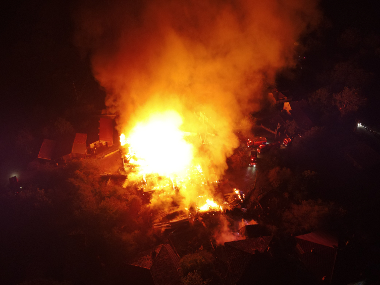 Kastamonu'da 4 ev ile 1 ahırda yangın