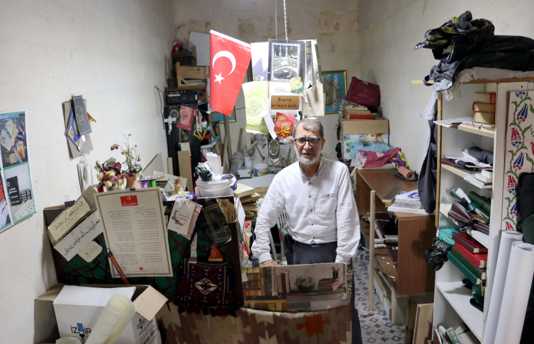 40 yıldır eski kitapların ömrünü uzatıyor