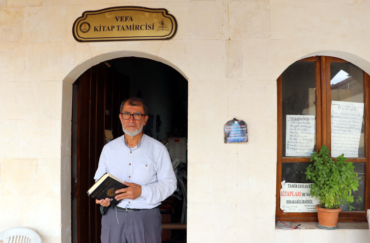 40 yıldır eski kitapların ömrünü uzatıyor