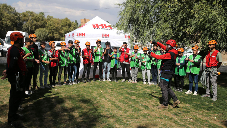 Bitlisli gönüllüler, arama-kurtarma eğitimlerini sürdürüyor
