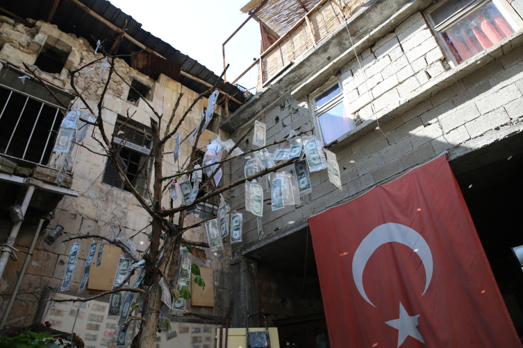 Yerde bulduğu 1 sentle başladığı para koleksiyonunu müzede sergiliyor