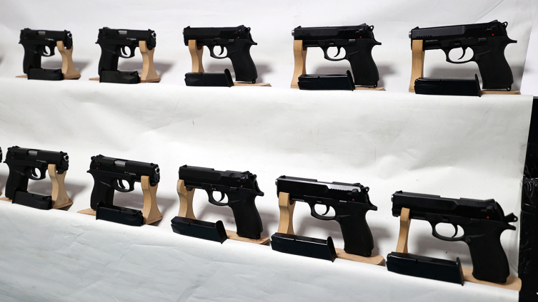 Adana'da kaçakçılara operasyon: 19 tabanca ele geçirildi