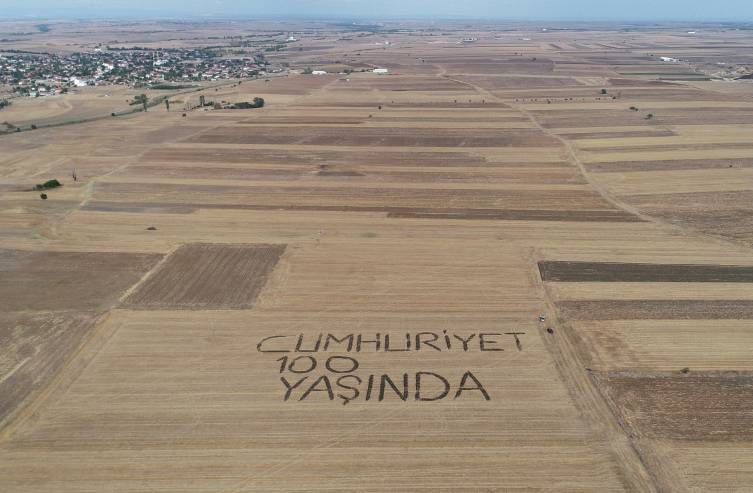 Kırklarelili çiftçiler tarlaya "Cumhuriyet 100 yaşında" yazdı