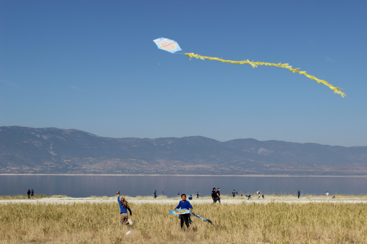 Burdur'da polisler uçurtma şenliğinde çocuklarla buluştu