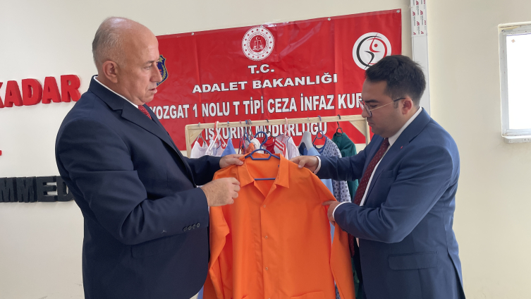 Yozgat'ta hükümlüler hastane kıyafeti üretiyor