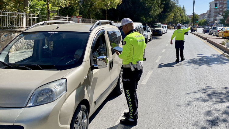 Kırşehir polisinden eş zamanlı uygulama