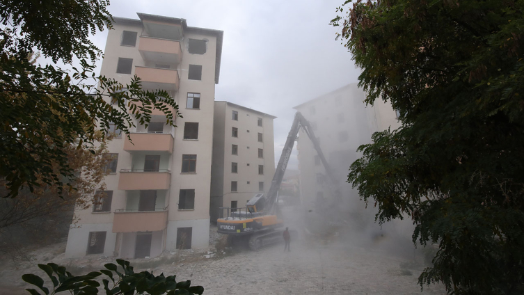 Darende'de ağır hasarlı binaların kontrollü yıkımı sürüyor