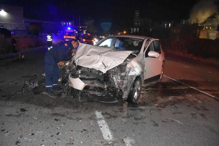 İzmir'de iki otomobil çarpıştı: 2 ölü, 2 yaralı