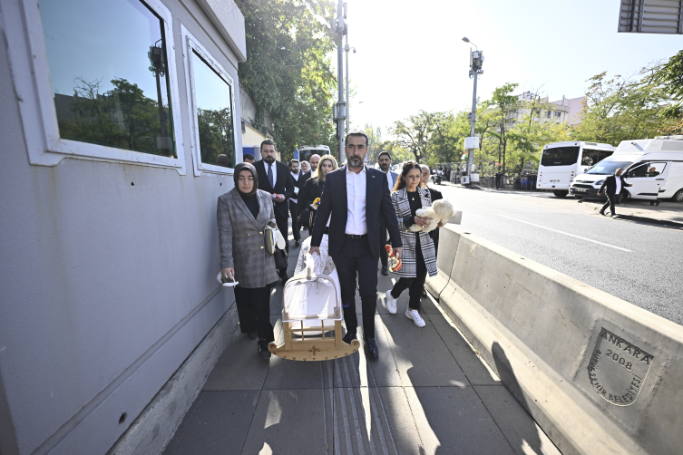 İsrail Büyükelçiliği önüne oyuncak bırakıldı