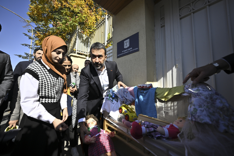 İsrail Büyükelçiliği önüne oyuncak bırakıldı