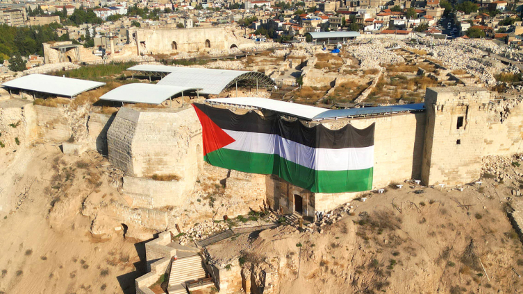 Tarihi Gaziantep Kalesi'ne Filistin bayrağı