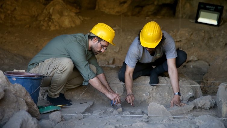 Kahramanmaraş'ta mağara kazısında 12 bin yıllık mezar bulundu