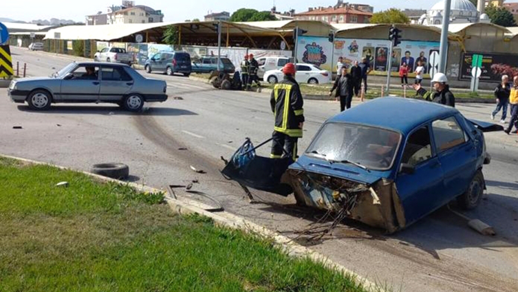 Kütahya'da tır ile otomobil çarpıştı: 1 ölü, 1 yaralı