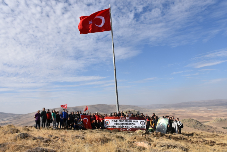 Kırşehir'de 100 gönüllü Cumhuriyet'in 100. yılında Çamlık Tepe'nin zirvesine tırmandı