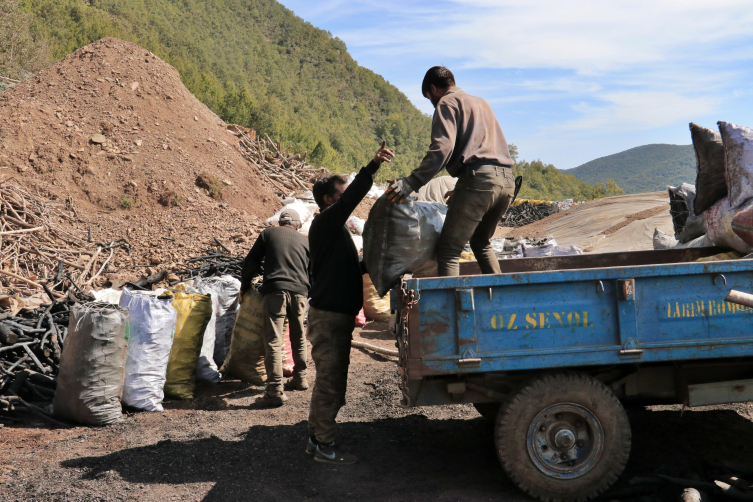 Mangal kömürü için 1800 rakımlı yaylada yaklaşık 5 ay mesai yapıyorlar