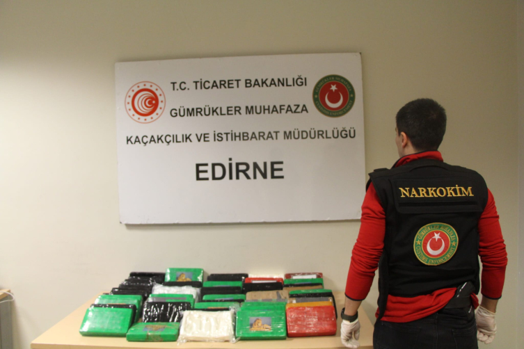 Kapıkule'de diplomatik araçta 54 kilo 912 gram uyuşturucu ele geçirildi