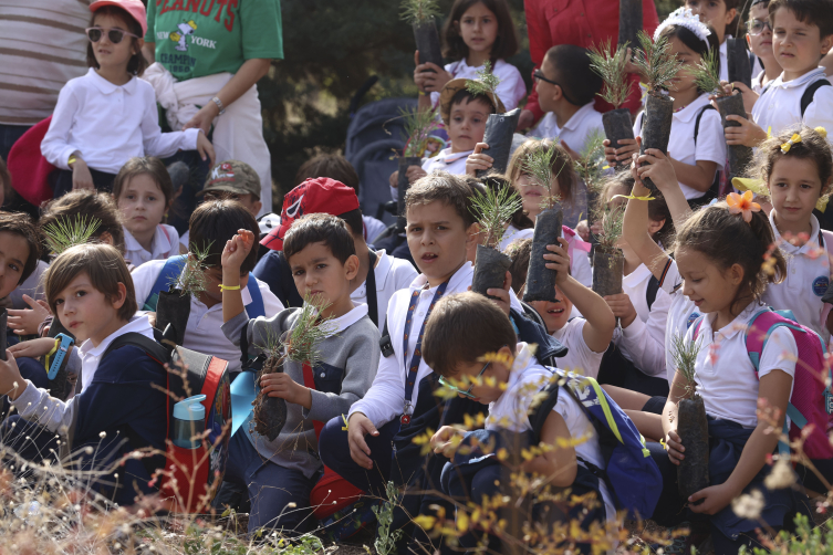 Öğrenciler binlerce Cumhuriyet fidanını toprakla buluşturdu