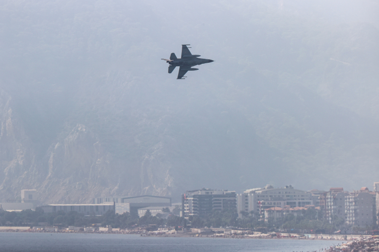 F-16'lar Antalya semalarında prova uçuşu yaptı